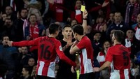 Di masa injury time, Bilbao harus kehilangan satu pemain setelah Oscar De Marcos menerima kartu kuning kedua. Reuters/Vincent West.