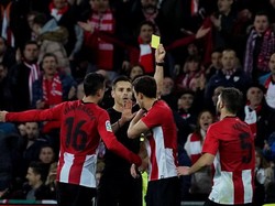 Di masa injury time, Bilbao harus kehilangan satu pemain setelah Oscar De Marcos menerima kartu kuning kedua. Reuters/Vincent West.