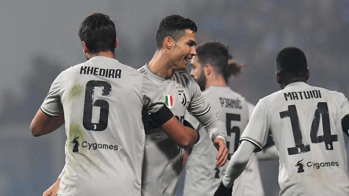 REGGIO NELLEMILIA, ITALY - FEBRUARY 10:  Sami Khedira of Juventus celebrates with Cristiano Ronaldo after scoring the opening goal during the Serie A match between US Sassuolo and Juventus at Mapei Stadium - Citta del Tricolore on February 10, 2019 in Reggio nellEmilia, Italy.  (Photo by Alessandro Sabattini/Getty Images)