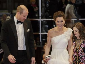 Pakai Gaun Panjang, Kate Middleton Diawasi Pangeran William Pakai Gaun Panjang, Kate Middleton Diawasi Pangeran William