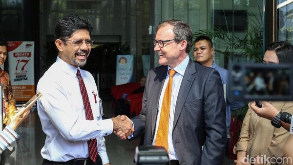 Gaya Laode Syarif Menerima Wakil Dubes Inggris