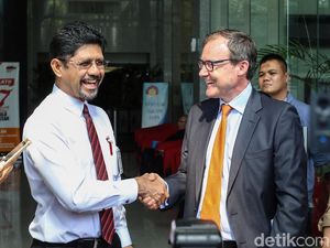 Gaya Laode Syarif Menerima Wakil Dubes Inggris Gaya Laode Syarif Menerima Wakil Dubes Inggris