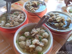 Mau Cicip Mie Bakso Janda? Cukup Bayar Rp 10 Ribu Saja