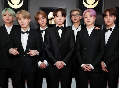 Foto: Gaya Formal BTS Pakai Setelan Jas Desainer Korea di Grammy Awards