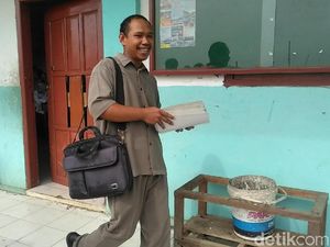 Kesabaran Guru yang Ditantang Siswa Berbuah Hadiah Umrah Kesabaran Guru yang Ditantang Siswa Berbuah Hadiah Umrah