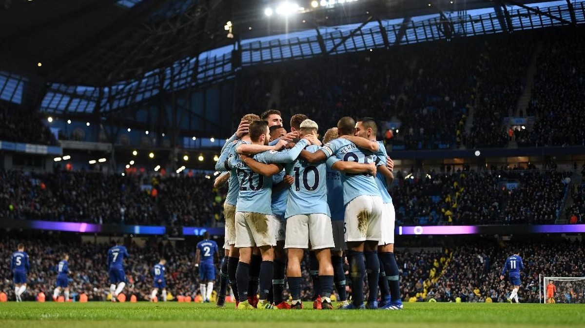 Pep Guardiola mengharapkan dukungan penuh suporter di Etihad Stadium kala Manchester City menjamu Tottenham Hotspur di Liga Champions (Foto: Michael Regan/Getty Images)