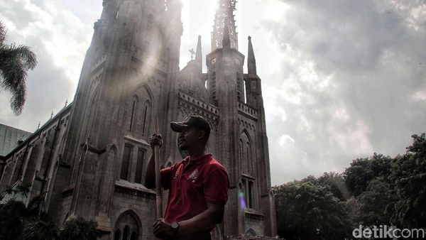 Aksi Petugas Damkar Bersih-bersih Katedral
