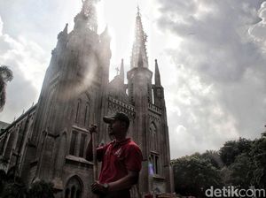 Aksi Petugas Damkar Bersih-bersih Katedral Aksi Petugas Damkar Bersih-bersih Katedral