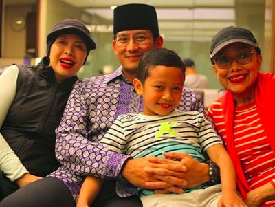 Bikin Adem, Momen Kedekatan Sandiaga Uno dengan Ibunda Tercinta