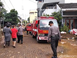 Lumpur yang Menutup Jalan Pasca Tanggul Jebol Pasirjati Berkurang