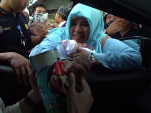 Sambil Menangis, Warga Pekalongan Berikan Celengan ke Sandiaga Uno