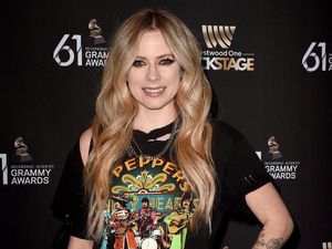 Rilis Single Baru, Avril Lavigne Aransemen Ulang Lagu Adele Rilis Single Baru, Avril Lavigne Aransemen Ulang Lagu Adele