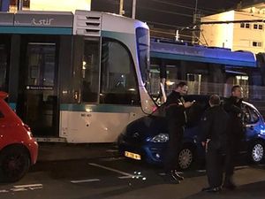 Kejadian Langka di Paris, 2 Trem Tabrakan dan Lukai 12 Orang Kejadian Langka di Paris, 2 Trem Tabrakan dan Lukai 12 Orang