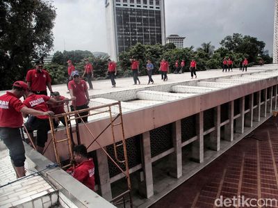 Petugas Damkar Bikin Istiqlal Makin Bersih