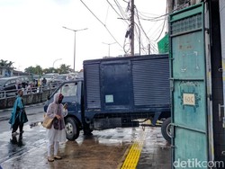 Keluhan Pejalan Kaki Harus Ngalah karena Truk di Trotoar Tanah Abang