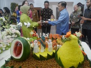 So Sweet... JK Beri Bunga ke Sang Istri di Ultah Ke-76