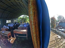 Siswa di Jember Sekolah Beralas Tanah Becek Akibat Kelas Roboh