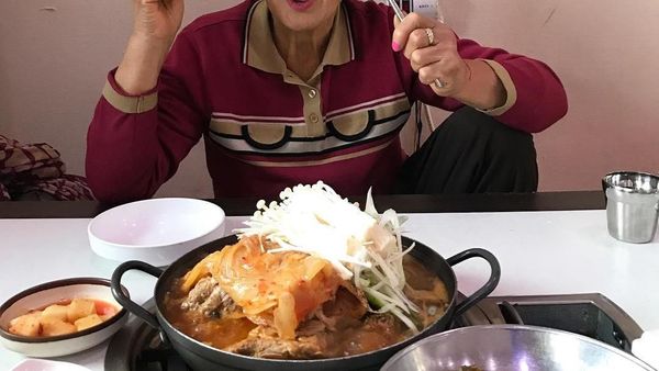 Nyentrik Banget! Gaya Nenek Asal Korsel yang Hobi Kulineran