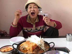Nyentrik Banget! Gaya Nenek Asal Korsel yang Hobi Kulineran Nyentrik Banget! Gaya Nenek Asal Korsel yang Hobi Kulineran