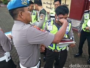 Rambut Berantakan, Polantas di Maros Dicukur Propam