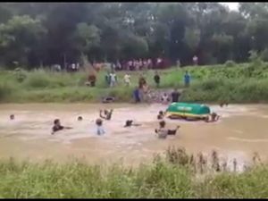Viral, Video Keranda Berisi Jenazah Dihanyutkan di Sungai Lamong
