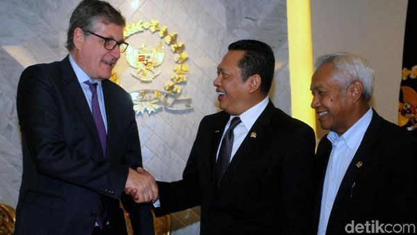 Senyum Cerah Bamsoet Saat Sambut Dubes Jerman di Senayan