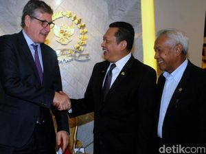 Senyum Cerah Bamsoet Saat Sambut Dubes Jerman di Senayan