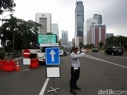 Hari Pertama Uji Coba Satu Arah di Dukuh Bawah, Lalin Lancar