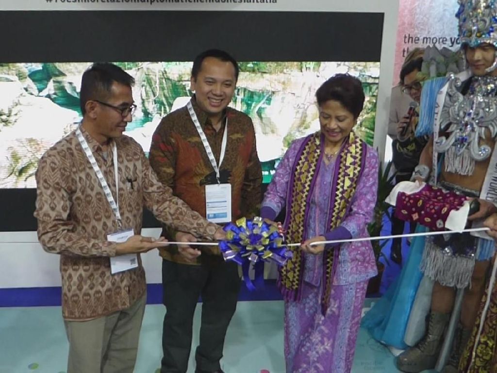 Warga Italia Antusias Kunjungi Paviliun Indonesia di Pameran Milan Warga Italia Antusias Kunjungi Paviliun Indonesia di Pameran Milan