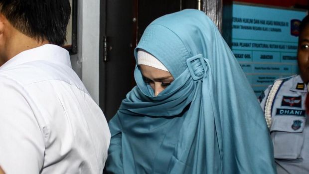 Mulan Jameela saat menjenguk Ahmad Dhani pertengahan Februari lalu.