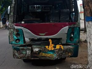 Dua Bus Tabrakan Akibat Rem Blong, 11 Orang Luka