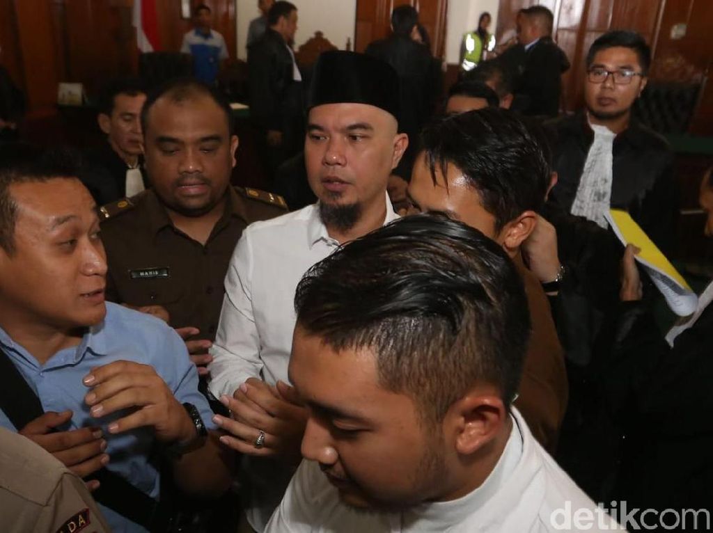 Ribut! Pengacara Ahmad Dhani Adu Mulut dengan Jaksa Ribut! Pengacara Ahmad Dhani Adu Mulut dengan Jaksa