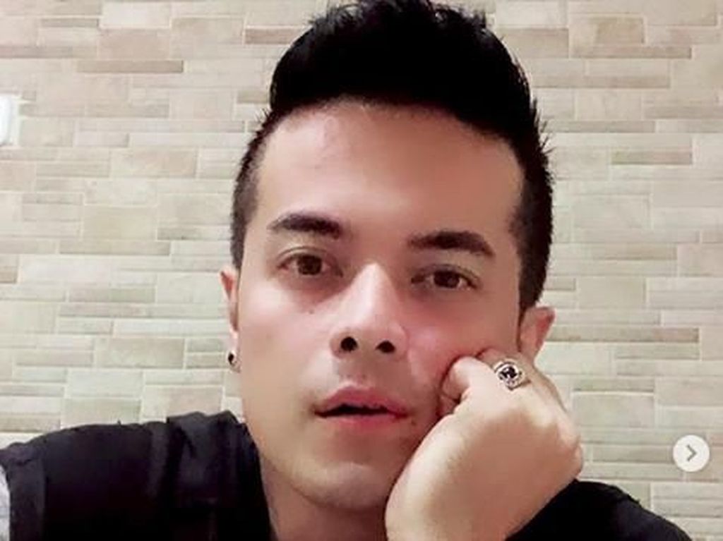 Bikin Heboh Ciuman dengan Wanita saat Karaoke, Choky Andriano Minta Maaf Bikin Heboh Ciuman dengan Wanita saat Karaoke, Choky Andriano Minta Maaf
