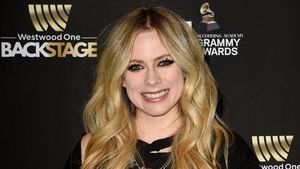 Avril Lavigne Si Blonde Serba Hitam