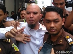 Jalani Sidang, Ahmad Dhani Berkemeja Putih dan Tampak Emosional