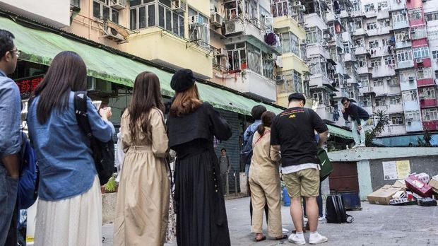Tempat Instagrammable di Hong Kong This picture taken on January 20, 2019 shows people (L) lining up to take a photo at a popular Instagram spot in Hong Kong. - For smartphone-wielding hordes of tourists, Hong Kong boasts a host of must-have Instagram locations -- but crowds of snap-happy travellers are testing local patience and transforming once quaint pockets of the bustling metropolis. (Photo by Isaac LAWRENCE / AFP) / TO GO WITH HongKong-lifestyle-tourism-photography, FEATURE by Elaine YU