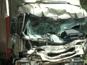 Truk Bonyok Ditimpa Helikopter di Brasil