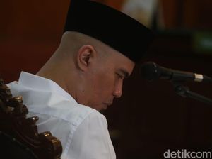 Gaya Ahmad Dhani: Dulu Pakai Blankon, Kini Pakai Kopiah
