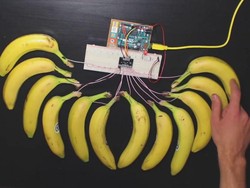 Ikut Festival Teknologi Para Murid Ini Ciptakan Piano dari Buah Pisang