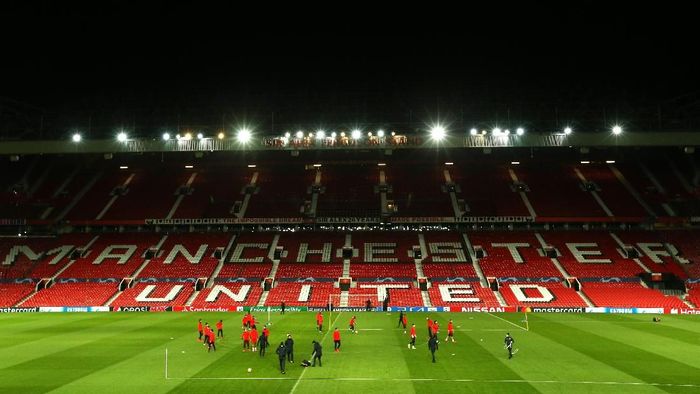 Para pemain PSG menjajal lapangan Old Trafford jelang duel melawan Manchester United di Liga Champions (Foto: Jan Kruger/Getty Images) Para pemain PSG menjajal lapangan Old Trafford jelang duel melawan Manchester United di Liga Champions (Foto: Jan Kruger/Getty Images)