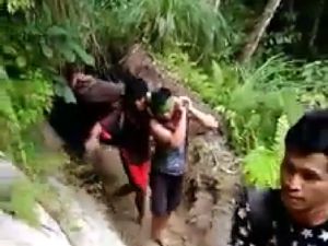 Viral Jenazah Ditandu Puluhan Km, Sandi: Bukti Infrastruktur Belum Rata Viral Jenazah Ditandu Puluhan Km, Sandi: Bukti Infrastruktur Belum Rata