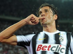 Luca Toni menyusul semusim setelahnya ketika Juve merekrutnya karena Bayern Munich memutuskan tak memperpanjang kontraknya.Tapi Toni gagal di Juventus karena cuma semusim dan tampil 15 kali, dengan torehan dua gol. (Valerio Pennicino/Getty Images)