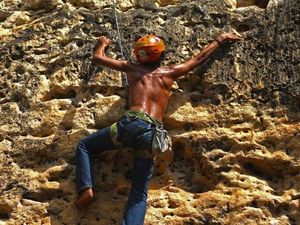 Foto: Menaklukkan Tebing Bantimurung yang Menantang