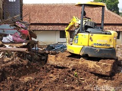 Tanggul Pasirjati Jebol, Bangkai Mobil Tertimpa Puing Dievakuasi