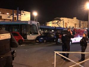 Tabrakan Langka 2 Trem di Pinggiran Paris Tabrakan Langka 2 Trem di Pinggiran Paris
