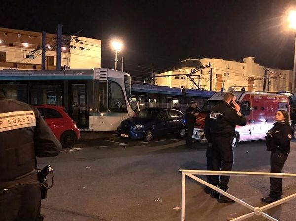 Tabrakan Langka 2 Trem di Pinggiran Paris