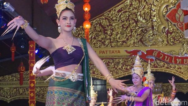 Potret Pertunjukan Ladyboy Menari di Pattaya