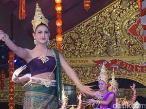 Potret Pertunjukan Ladyboy Menari di Pattaya