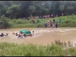 Upaya Maut Warga Gresik Demi Jenazah Menuju Peristirahatan Terakhir