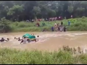 Upaya Maut Warga Gresik Demi Jenazah Menuju Peristirahatan Terakhir Upaya Maut Warga Gresik Demi Jenazah Menuju Peristirahatan Terakhir